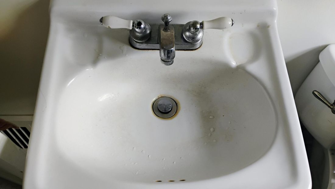 Dirty white sink before cleaning